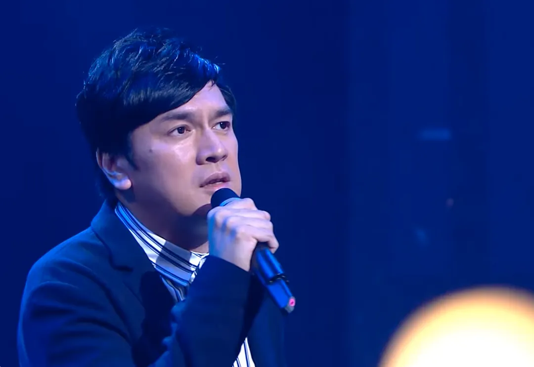 洪楗華2018年在節目《流行經典50年》演唱〈或許會是一世的愛〉。（圖／翻攝自TVB YouTube、微博）