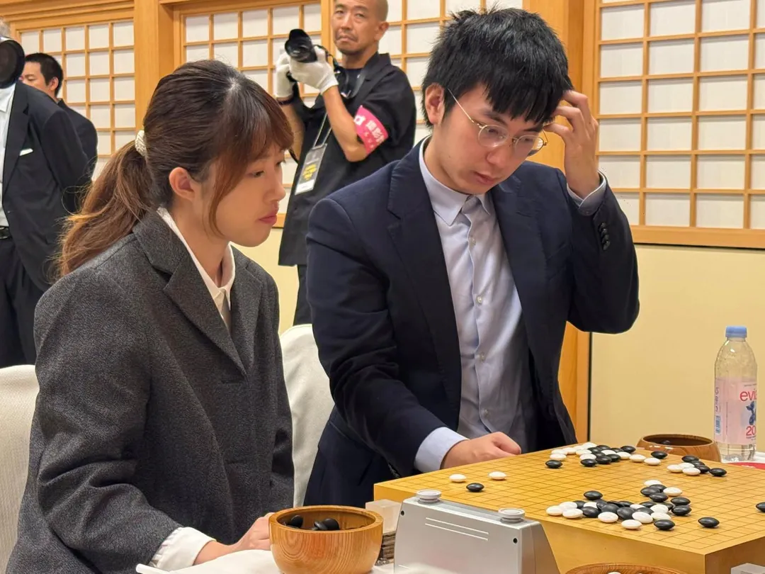 許皓鋐、楊子萱今天在冠軍戰不敵地主日本組合一力遼、藤澤里菜。(圖/翻攝自「海峰棋院」臉書)