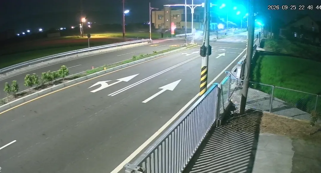 男子們在路上拿著鞭炮及煙火互相射擊。（圖／chien0425 threads授權提供）