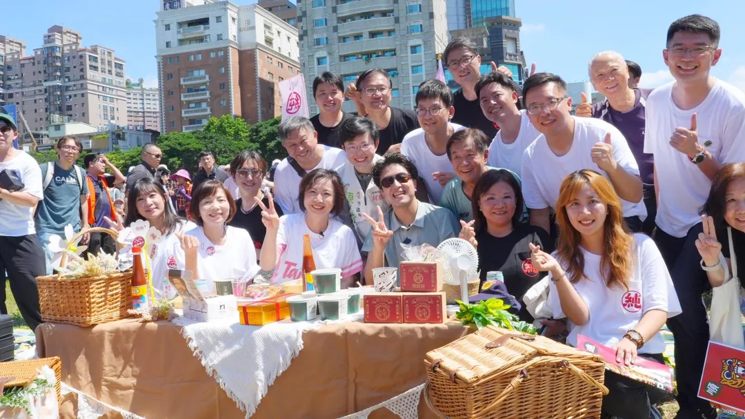 民進黨台北市長參選人沈伯洋27日到台中力挺同黨台中市長參選人何欣純。（圖／何欣純競辦提供）