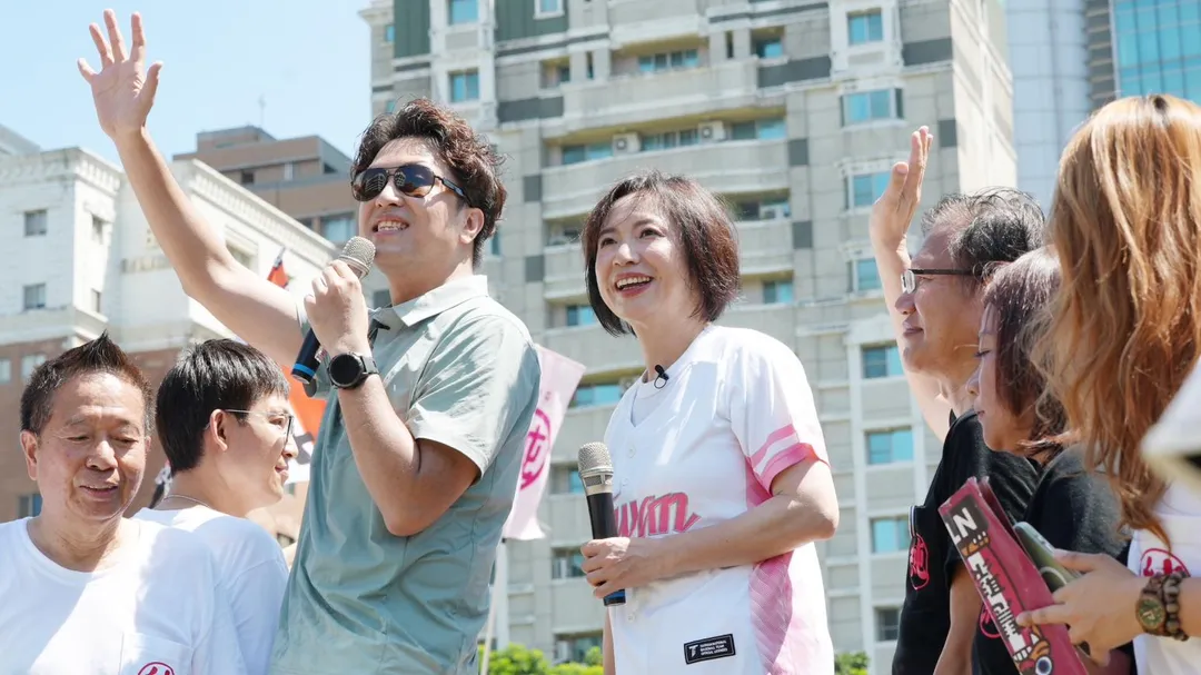 沈伯洋野餐時直接將東泉辣椒醬加入雞蛋糕中品嘗。（圖／何欣純競辦提供）
