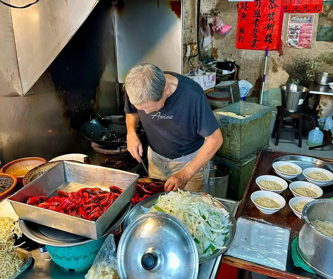 台南知名小吃「阿江鱔魚意麵」的73歲老闆廖文欽傳將於10月12日退休。（圖／資料照／翻攝自Facebook@台南式 Tainan Style）