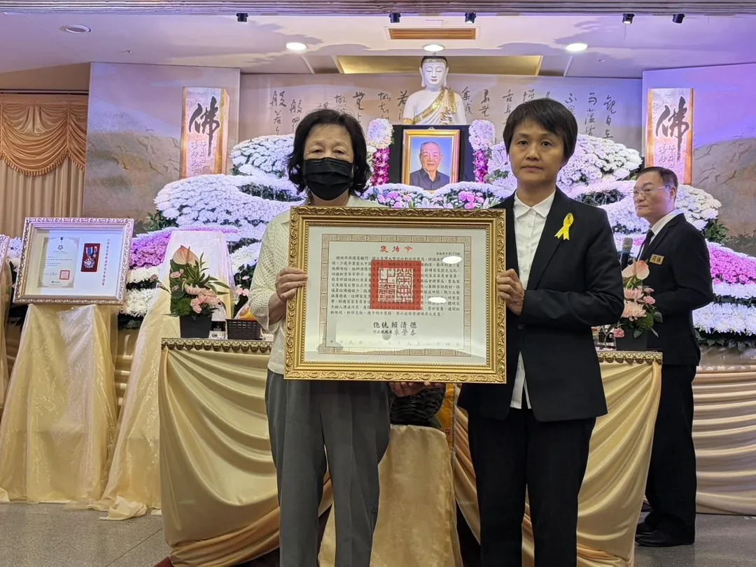 客委會主委古秀妃代表總統賴清德頒發總統褒揚令。(圖/客委會提供)