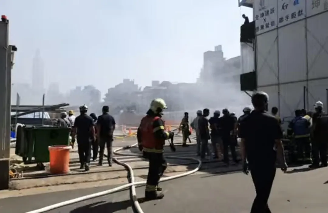 台北市樂業街都更工地26日晚間大火,未料傍晚突傳消防員不適倒下。(圖/翻攝畫面)