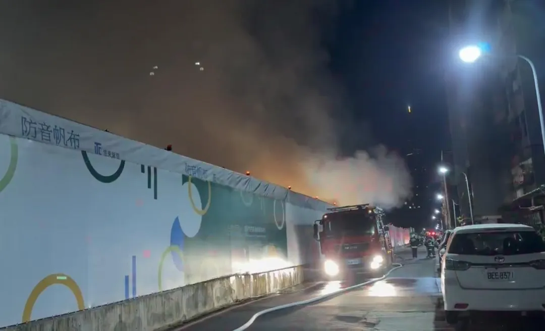 台北市樂業街都更工地26日晚間大火,未料傍晚突傳消防員不適倒下。(圖/翻攝畫面)
