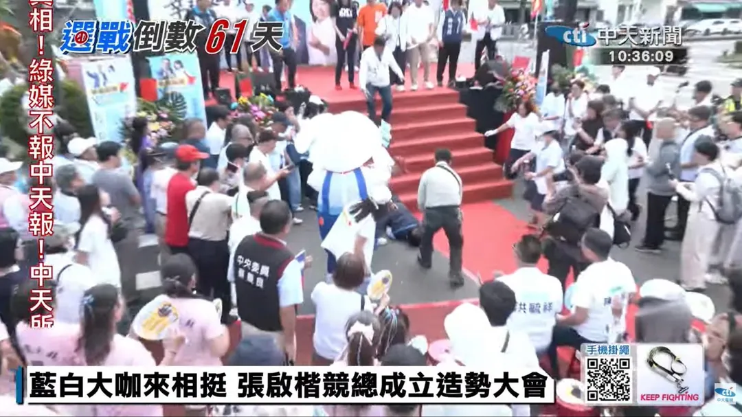 蔡明顯從台上跌落昏倒。(圖/中天新聞)