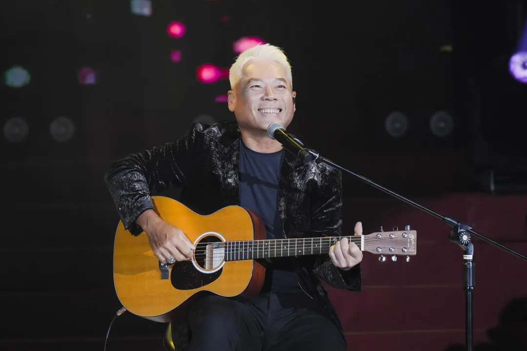 巫啟賢在《鑽石舞台之夜》演唱會與歌迷相見歡。(圖/萬星傳播提供)