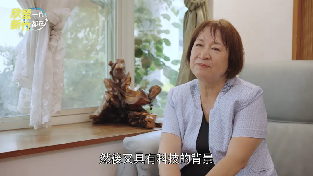 新竹縣退休校長王淑蘭在《我眼中的徐欣瑩》CF中表示，徐欣瑩重視教育、具科技人的邏輯思維，協助地方爭取經費後不邀功，更會持續追蹤後續進度。(圖/徐欣瑩競選辦公室提供)