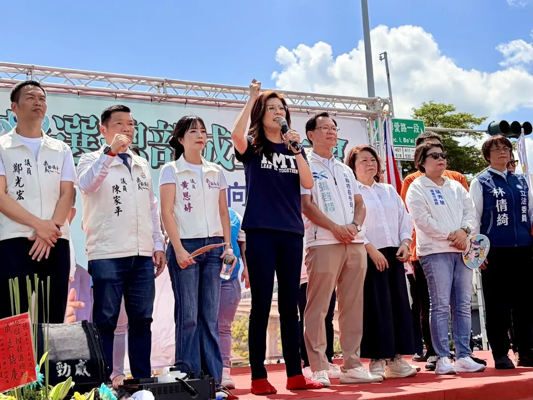 鄭麗文(圖左四)出席張啓楷競選總部成立活動。(圖/國民黨)