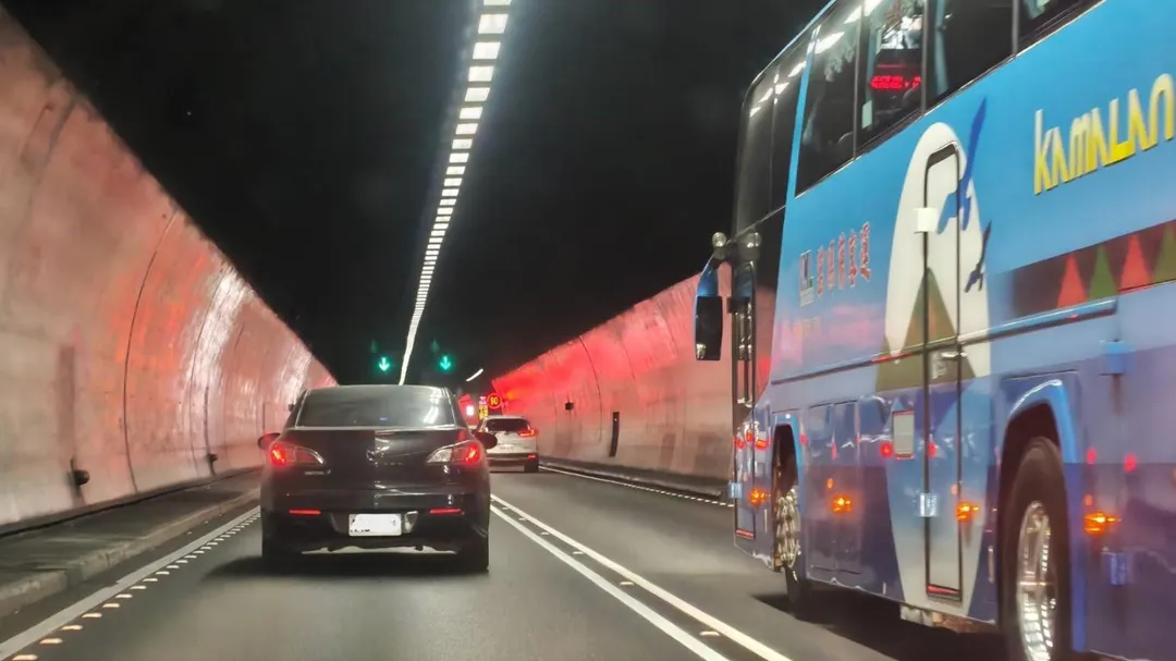 雪隧塞車。（圖／中天新聞）