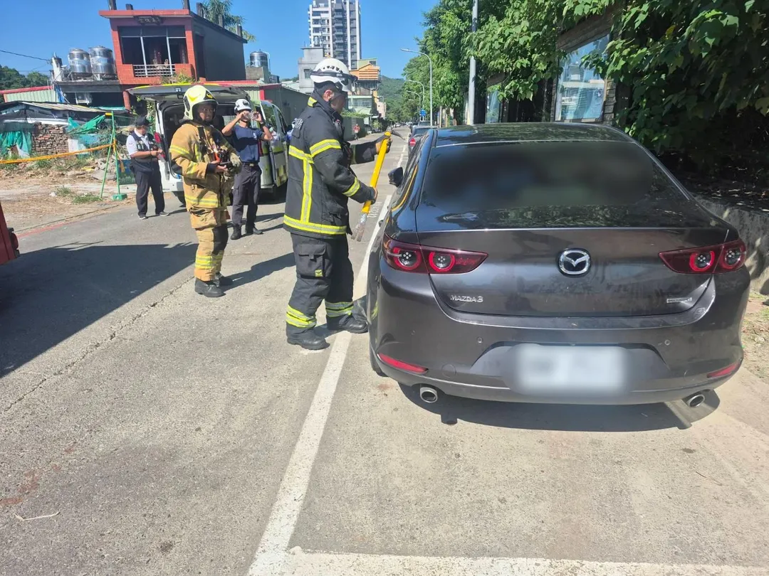 高雄左營警方在洲仔東街一帶發現1對男女陳屍自小客車內。（圖／翻攝畫面）