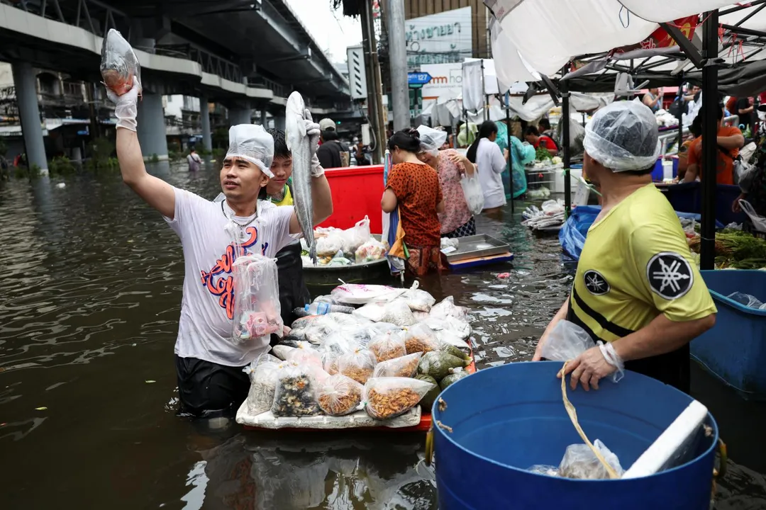 一名魚販28日在漂浮平台上販賣魚獲。（圖／路透社）