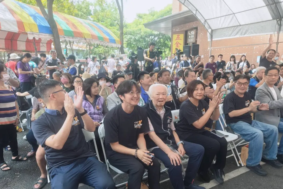 顏英男日前出席建國市場遷址10周年活動。(圖/翻攝自建國市場自治會長蔡官典臉書)