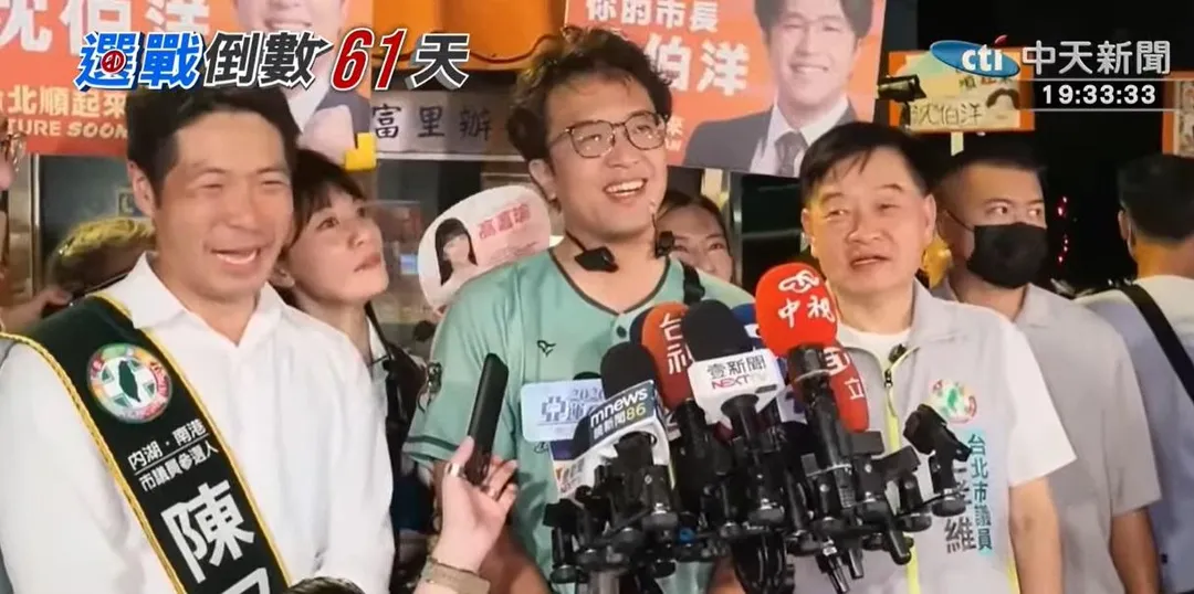 民進黨台北市長參選人沈伯洋28日晚間二度到「內湖737夜市」掃街拜票。（圖／中天新聞）