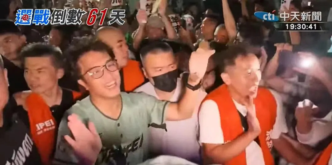 沈伯洋二度到內湖737夜市掃街拜票現場聚集滿滿人潮。（圖／中天新聞）