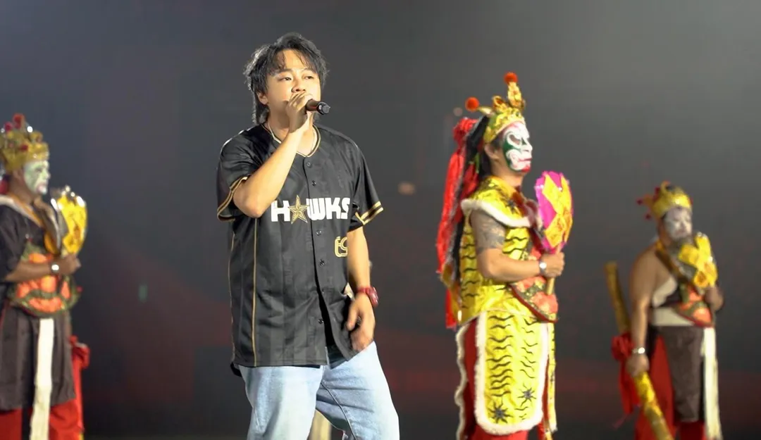 賴銘偉27日在大巨蛋演唱〈鬥陣搖落去〉、〈愛你的只有一個我〉、〈有多少愛可以重來〉等歌曲。（圖／大溪鳳山寺廣澤宮提供）