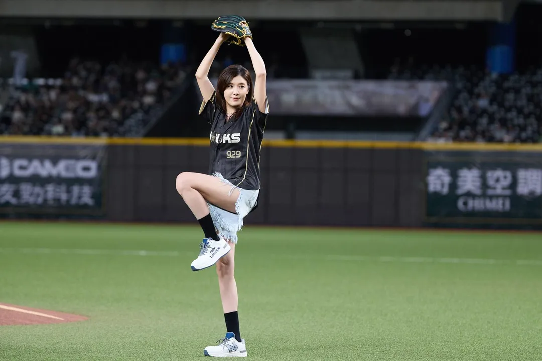 55歲女星蘇慧倫日前受中華職棒台鋼雄鷹隊邀請擔任開球嘉賓。(圖/相信音樂 提供)