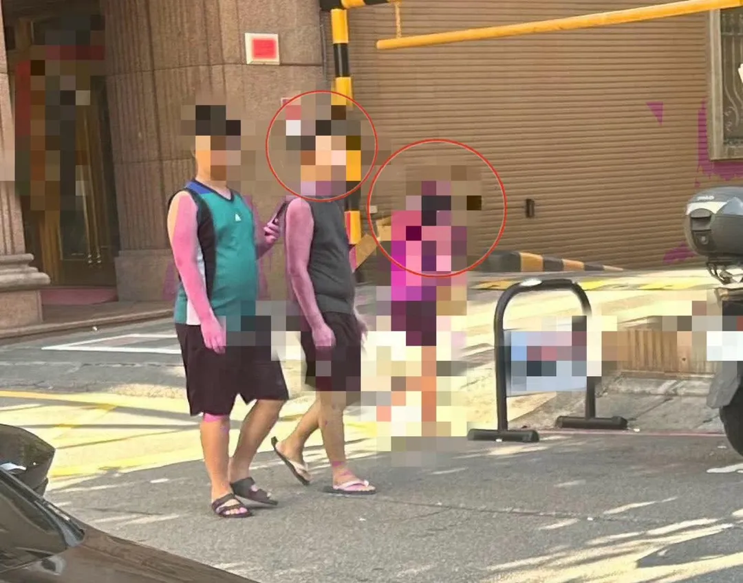 狠心的父親（中紅圈處）逼女兒 （右）掛牌赤腳遊街。（圖／翻攝Threads，已變色跟打馬賽克及去識別化處理）