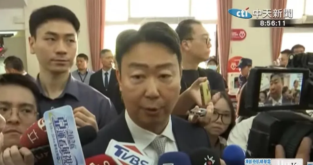 中秋4天連假期間高鐵、國道接連出現嚴重壅塞,交通部長陳世凱卻在疏運關鍵前夕與高鐵等交通首長赴德國,「人在飛機上也能坐鎮」、要民眾「不要都擠在同一個運具上」惹民怨。(圖/中天新聞)