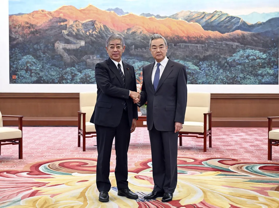 中國大陸外交部長王毅與日本前外相岩屋毅會面。（圖／新華社）