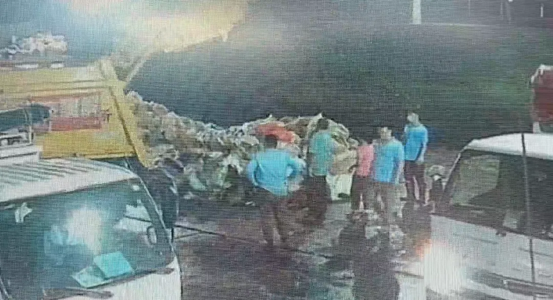 清潔隊員幫忙尋找現金。（圖／翻攝畫面）