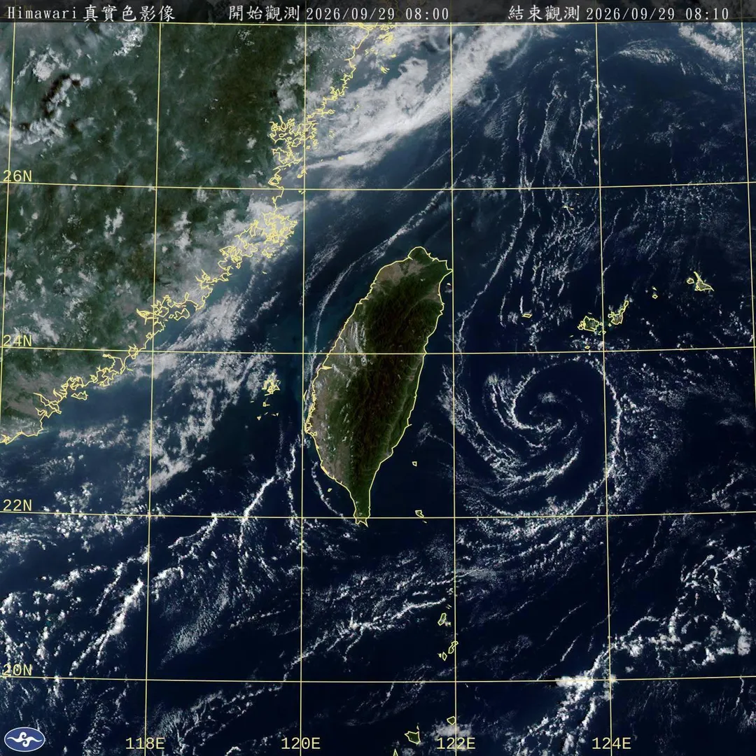 鄭明典今天曬出一張台灣上空萬里無雲的衛星雲圖,提醒民眾「臺北盆地內會熱」。(圖/氣象署)