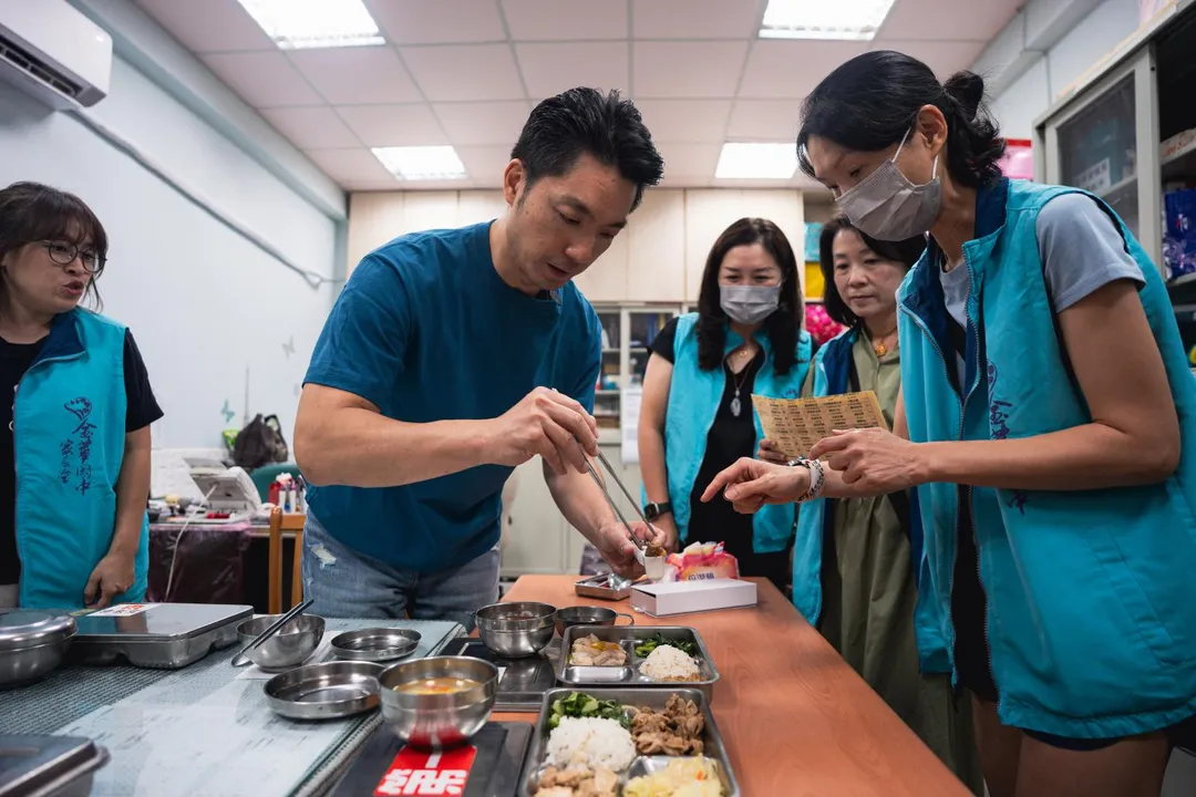 蔣萬安29日視察金華國中親自操作測試鹹度儀器。(圖/台北市政府提供)