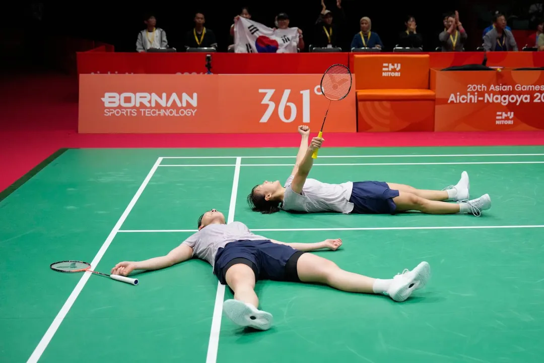 名古屋亞運羽球女雙決賽29日開打，南韓選手李昭希、白荷娜成功擊退宿敵大陸隊拿下金牌，賽後2人幾乎體力不支倒在球場歡呼。（圖／美聯社）