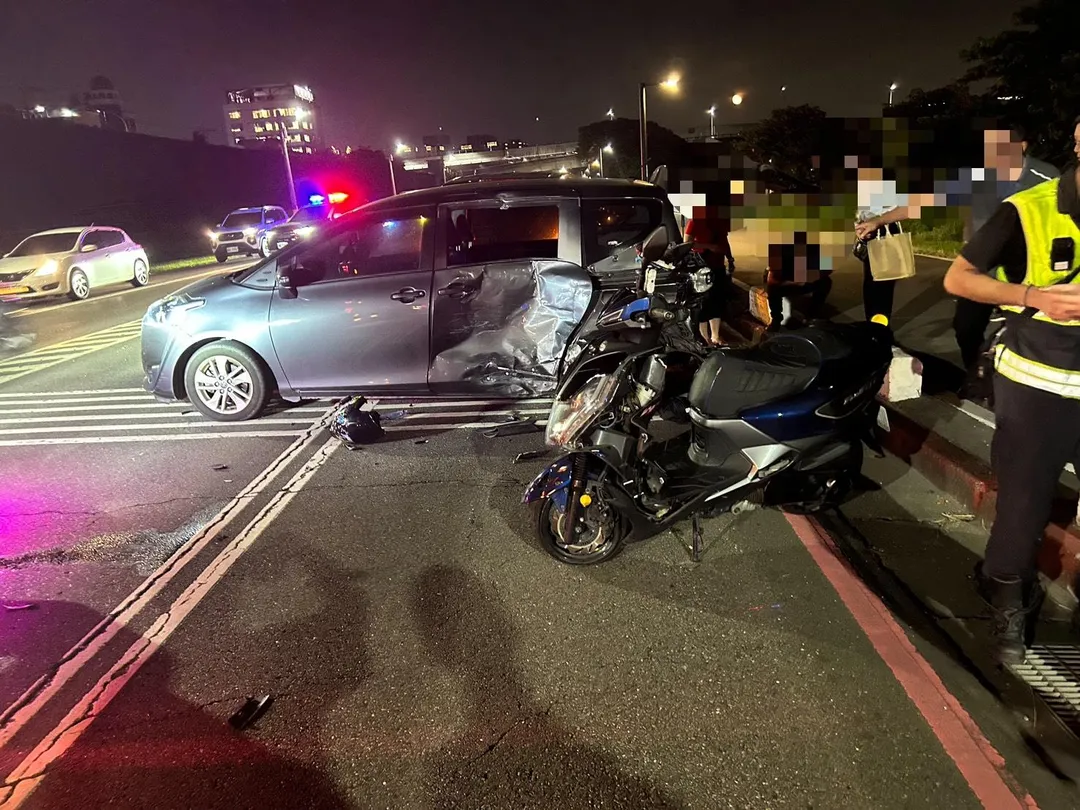 警方接獲通報後已抵達現場協助交通管制,並針對重新堤外道這起事故進行調查。經警方對本案各車駕駛實施酒測,酒測值均為0。(圖/警方提供)