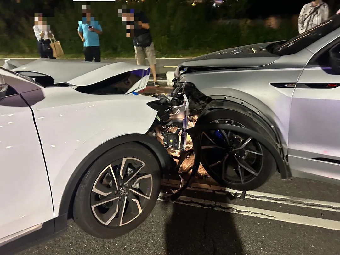 消防人員表示,現場為3輛自小客車與2輛機車發生的連環追撞,總計造成7人受傷,傷者多為機車騎士與乘客。(圖/警方提供)