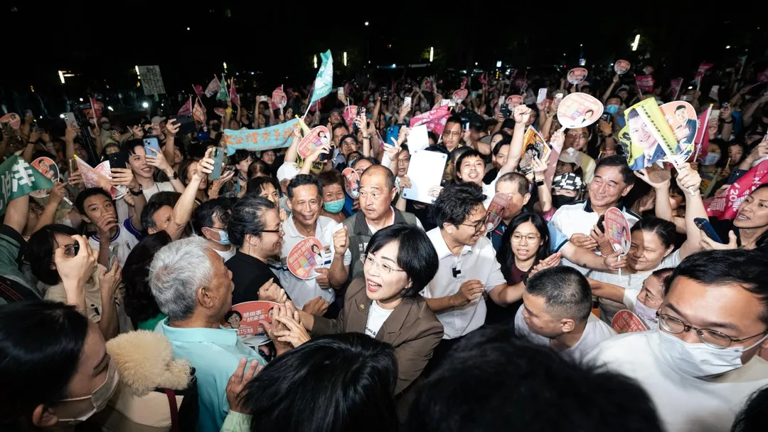 民進黨雙北市長參選人沈伯洋、蘇巧慧29日晚間合體前往民視上節目,在電視台外被支持者簇擁。(圖/蘇巧慧競辦提供)