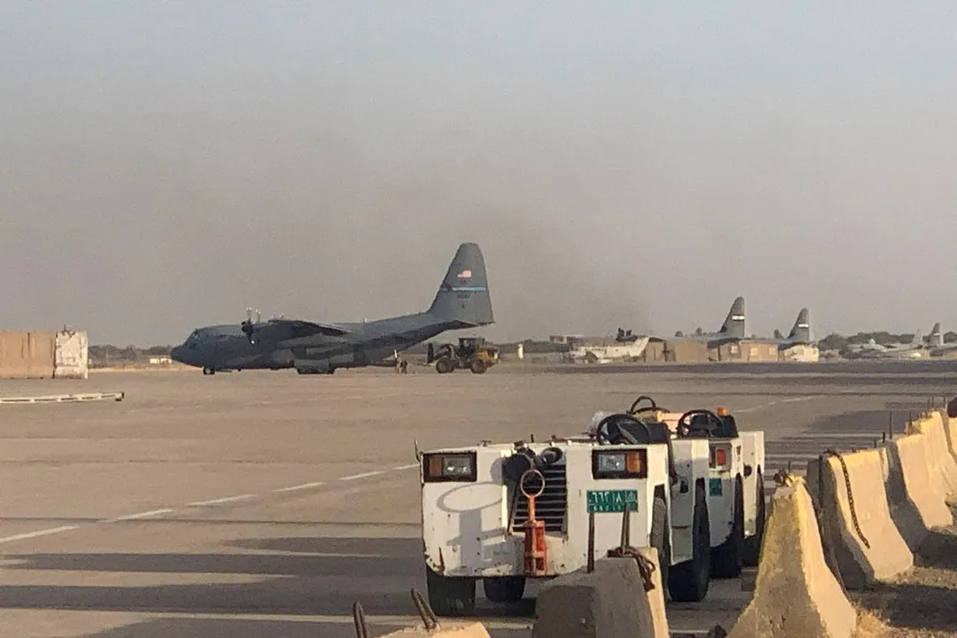 一架美國軍用運輸機停在巴格達國際機場附近的勝利營。（圖／路透）