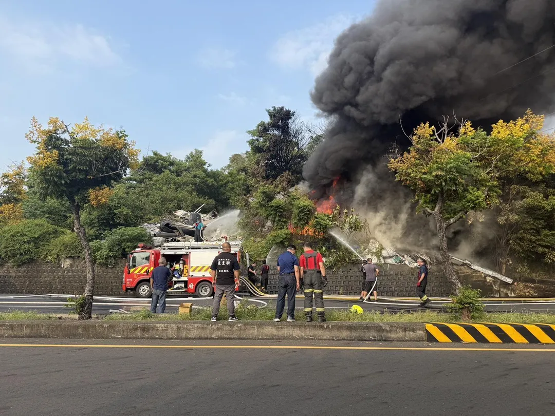 草屯國道旁火警。（圖／翻攝畫面）