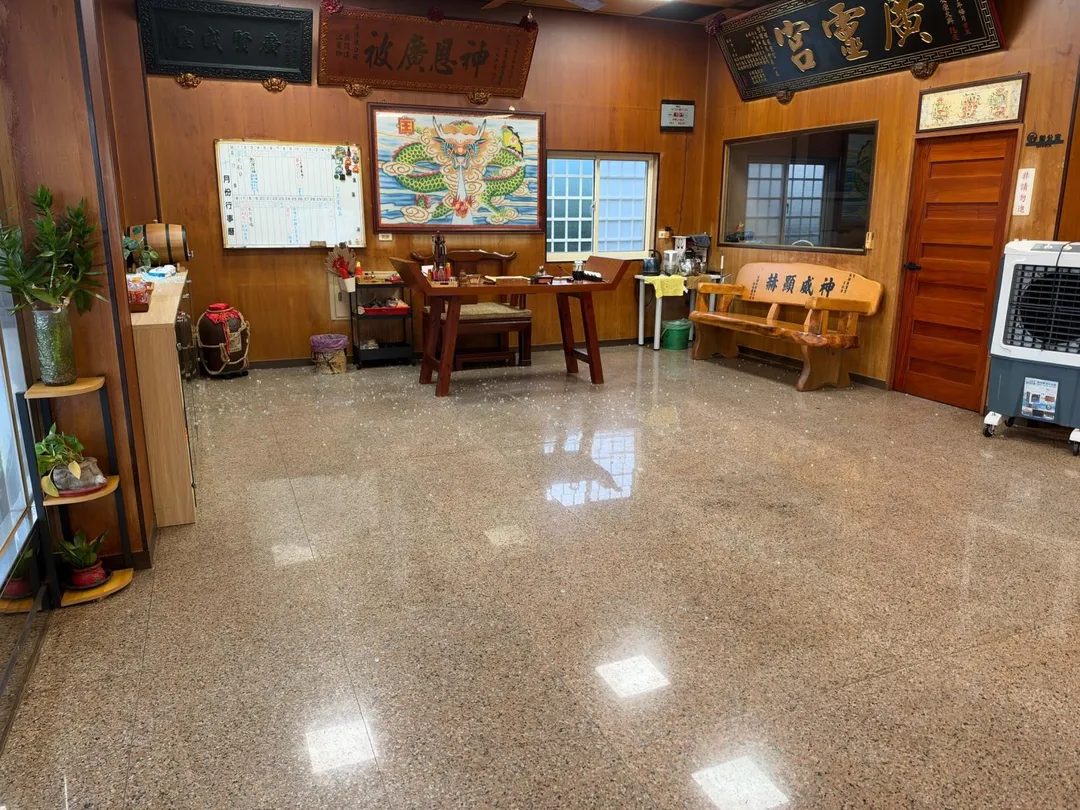 苗栗縣苑裡鎮廣靈宮於昨（29）日凌晨遭不明男子連續兩度闖入，竊賊大肆搜刮神像上的金牌、金項鍊及現金，初估總損失超過新台幣100萬元。（圖／廟方提供）