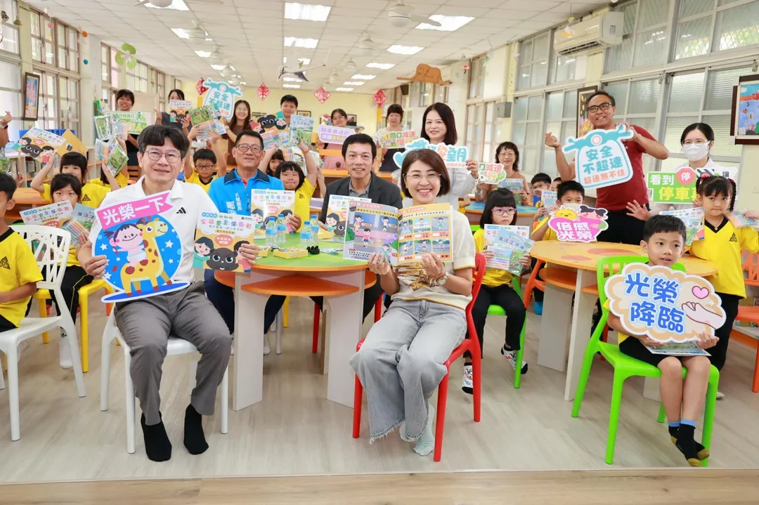 南投縣政府15日上午於南投市光榮國小舉辦教材發布會，由縣長許淑華親自發送教材，並與學童一起體驗「交通安全對對碰」桌遊。（圖／南投縣政府提供）