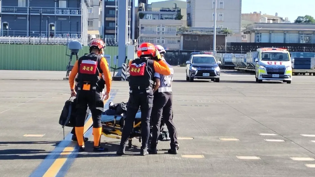 海巡人員成功吊掛後送馬紹爾籍貨輪發高燒且無法排尿的57歲菲籍船員至小港醫院。（圖／海巡署提供）