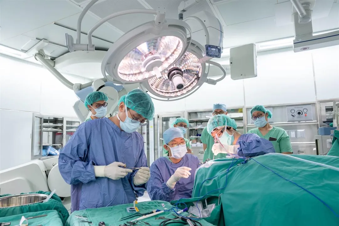 團隊經腦血管攝影確認為中大腦動脈瘤破裂，隨即在複合式手術室進行微創腦動脈瘤夾閉手術。（圖／基隆長庚紀念醫院）