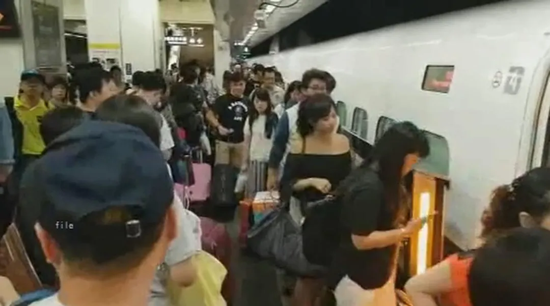 中秋連假高鐵人潮塞爆，引發旅客抱怨。（圖／中天新聞）