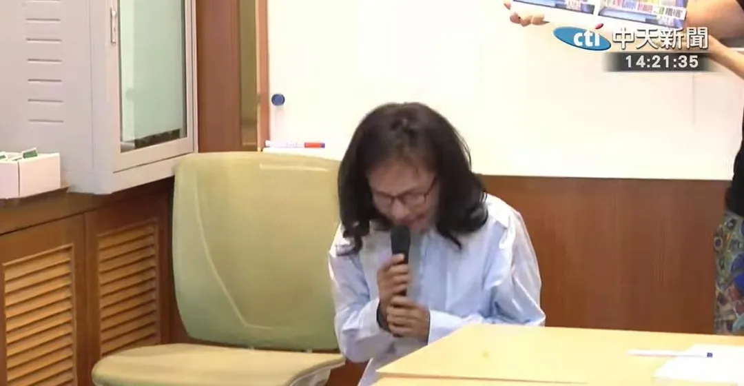 前中國小姐張淑娟昨在記者會中下跪崩潰痛哭的一幕，讓國民黨新北市長參選人李四川相當不捨。（圖／中天新聞）