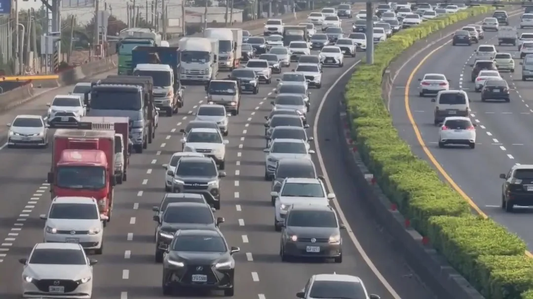 中秋連假國道車流量上升，雪隧首日南下更創今年新高。（資料照／中天新聞）