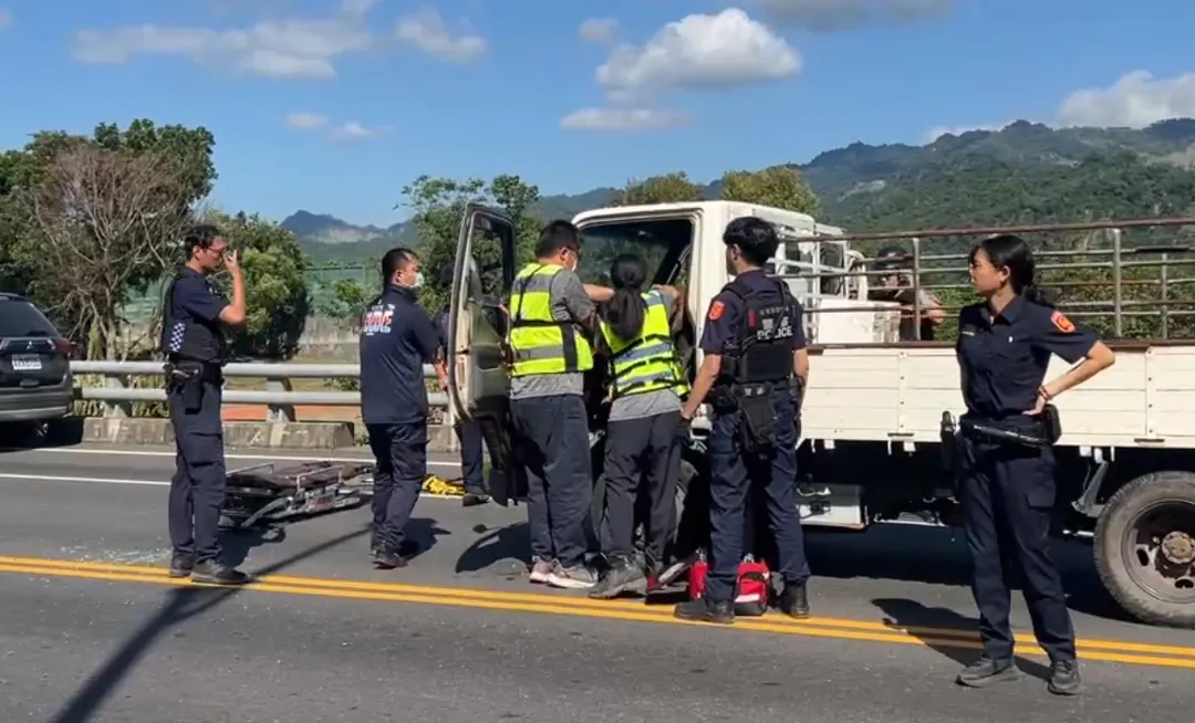 今(30)日下午1點多,台東55歲陳男駕駛貨車擦撞轎車後肇逃。警方追捕約20公里至鹿野鄉將其攔下,陳男竟持菜刀自殘,送醫時已昏迷。(圖/翻攝畫面)