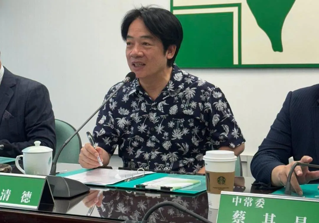 總統兼民進黨主席賴清德30日難得穿著花襯衫主持中常會。(圖/林俊憲臉書)