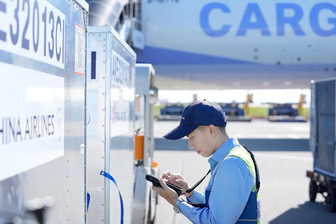 華航亦同步深耕航空貨運業務，持續招募貨運營運人員。該職缺報名時間自10月1日起至10月14日止，主要職務內容涵蓋管理全球客機與貨機航班的貨運作業，包括專業的平衡表製作及盤櫃裝載規劃等。（圖／中華航空提供）
