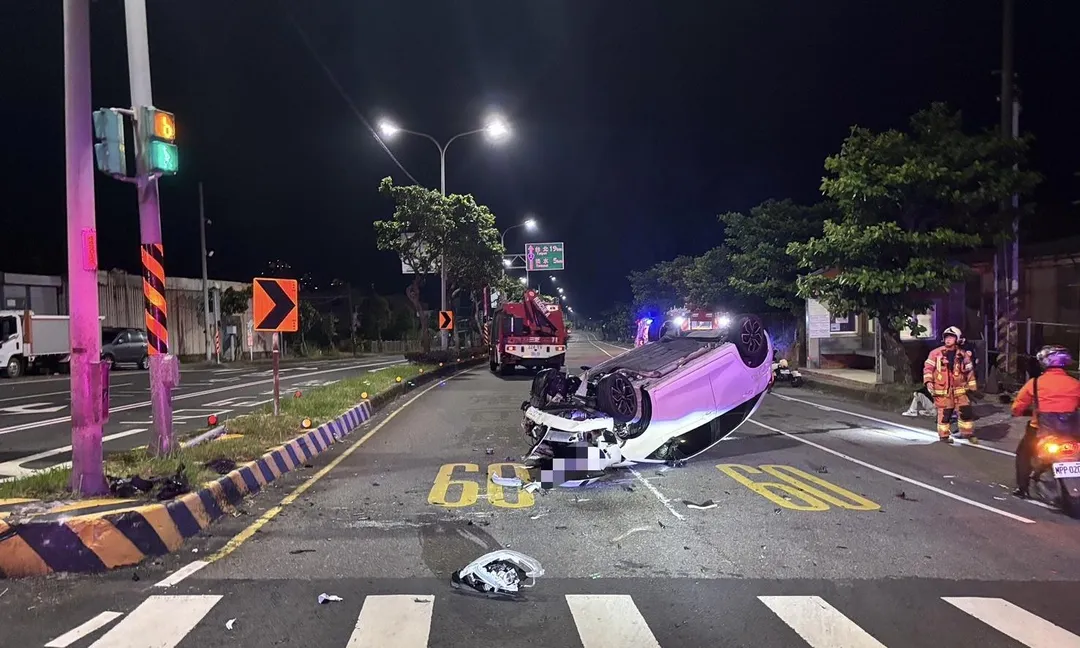新北三芝今凌晨發生一起自撞翻車事故。（圖／翻攝畫面）