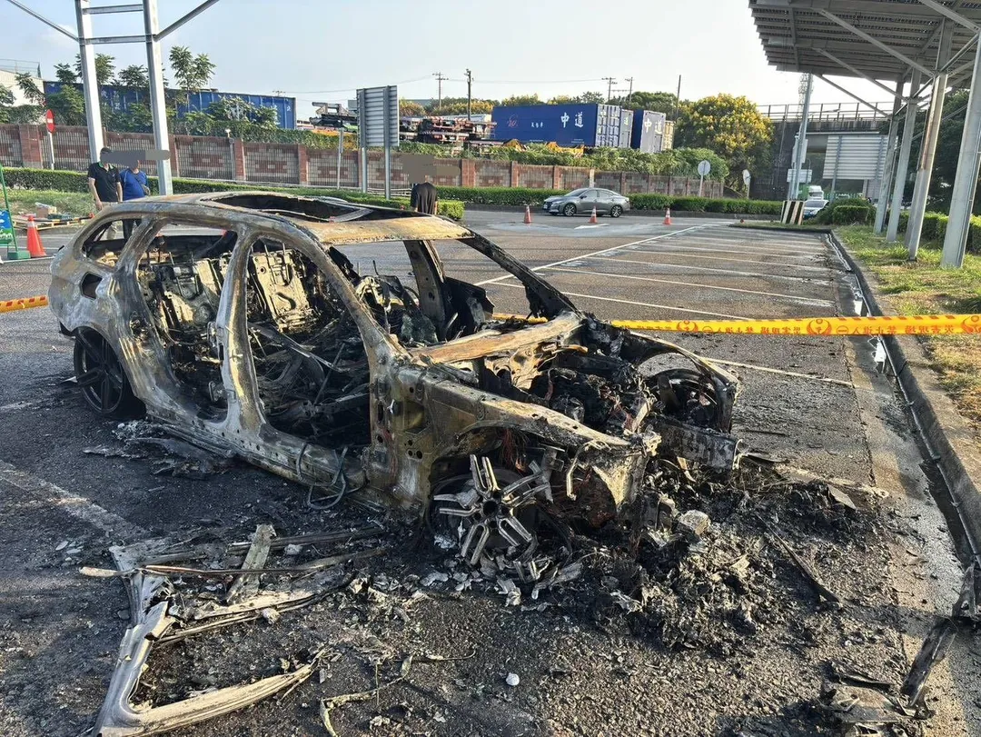 本次事故無人受傷，確切起火原因由新竹縣政府消防局鑑定研判。（圖／國道警方提供）