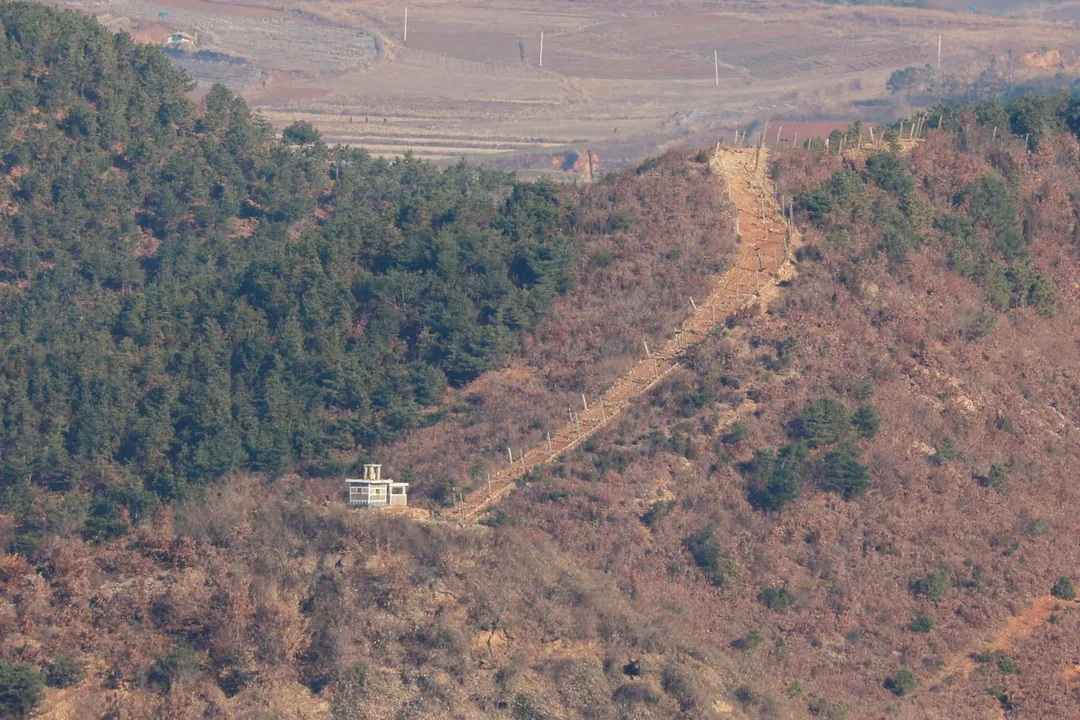 從位於非軍事區（DMZ）以南的愛妓峰（Aegibong）觀景台所拍攝到北韓的一處哨所。（圖／路透）
