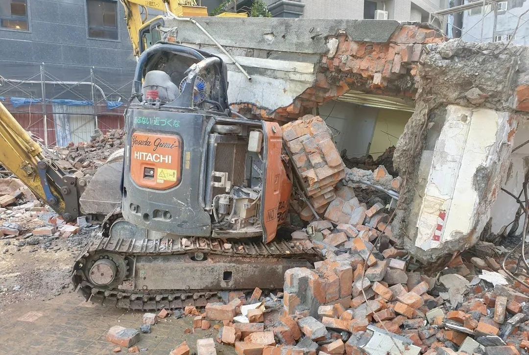 北市萬華一處工地發生工安意外牆面倒塌。（圖／翻攝畫面）