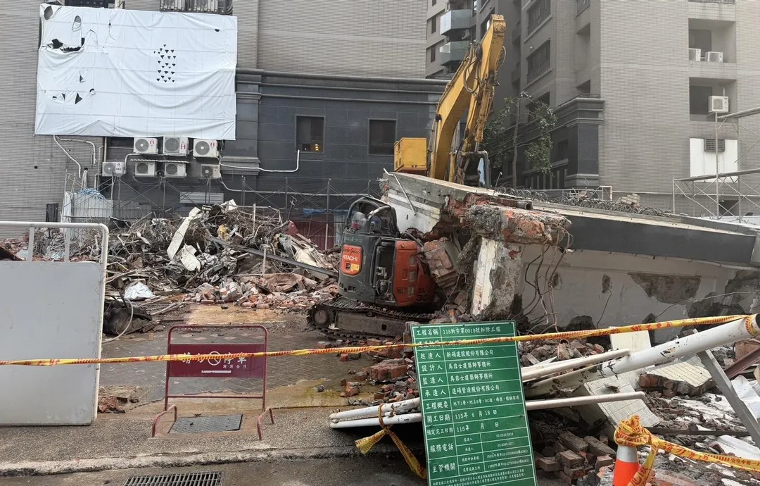 牆面倒塌壓到怪手導致駕駛骨折受困。（圖／翻攝畫面）