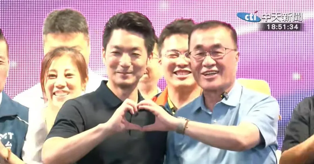 台北市長蔣萬安30日合體國民黨新北市長參選人李四川兩人合比愛心。(圖/中天新聞)