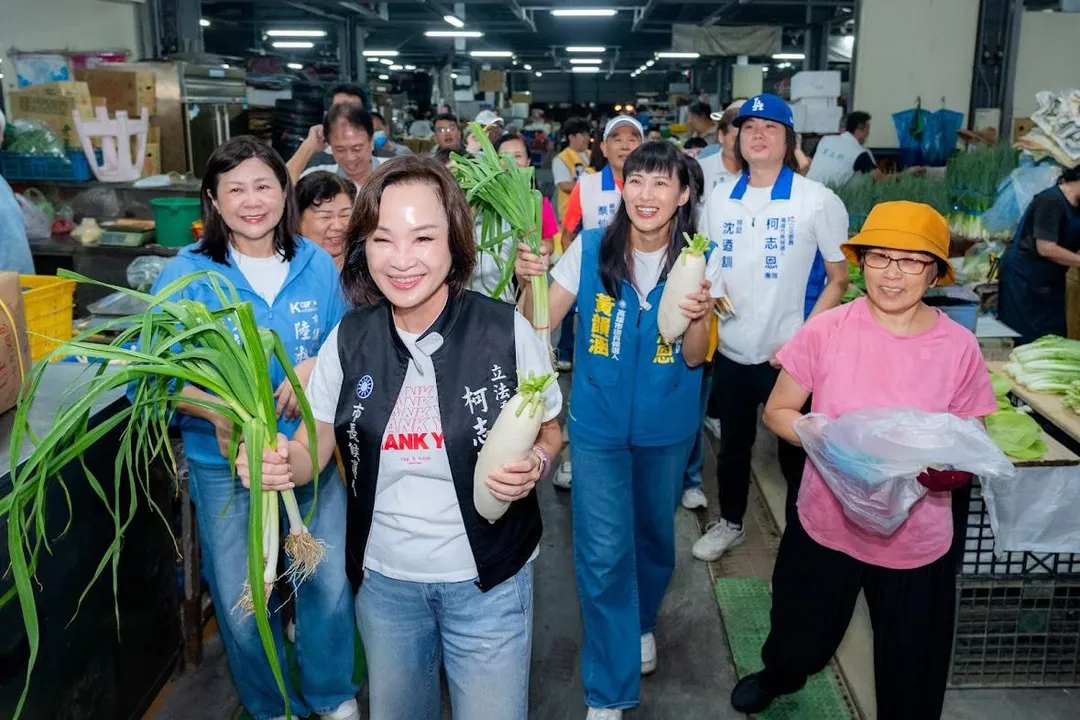 國民黨高雄市長參選人柯志恩１日一早就展開掃市場鐵人行程。（圖／柯志恩競辦提供）